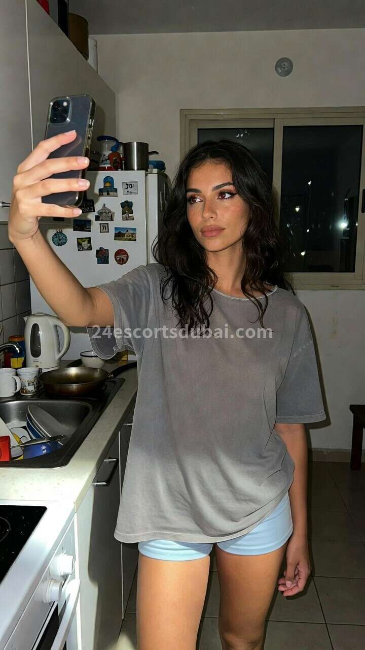 פנטזיות ששומרות עליך ער בלילה – למה אתה רץ לדירה דיסקרטית או לנערת ליווי
